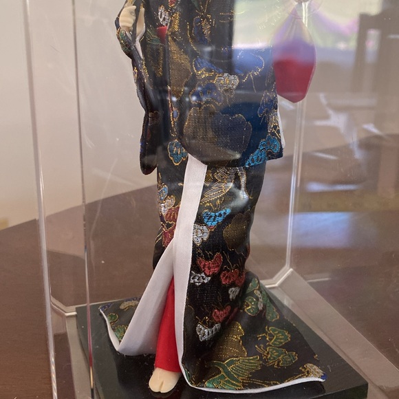 Elegant Japanese Geisha Doll in Display Case - Picture 5 of 13